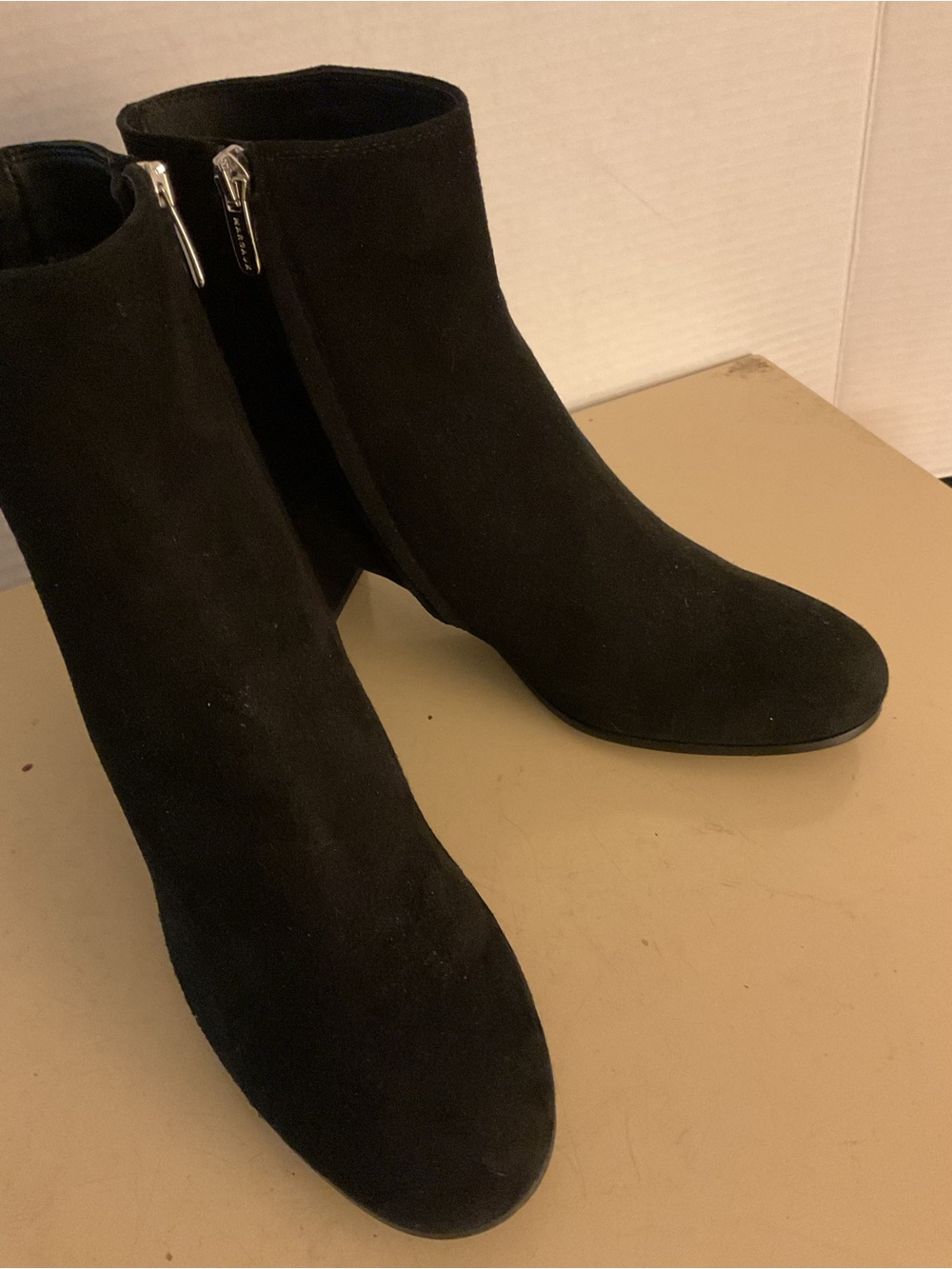 Margaux women Black Suede  Chelsea Heel boots US 7.5 Narrow - Picture 3 of 12